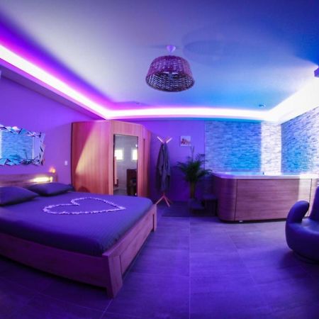 Nuit Vip Spa Sauna Privatif Le Rove Εξωτερικό φωτογραφία