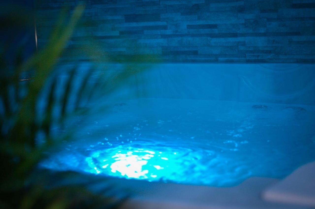 Nuit Vip Spa Sauna Privatif Le Rove Εξωτερικό φωτογραφία